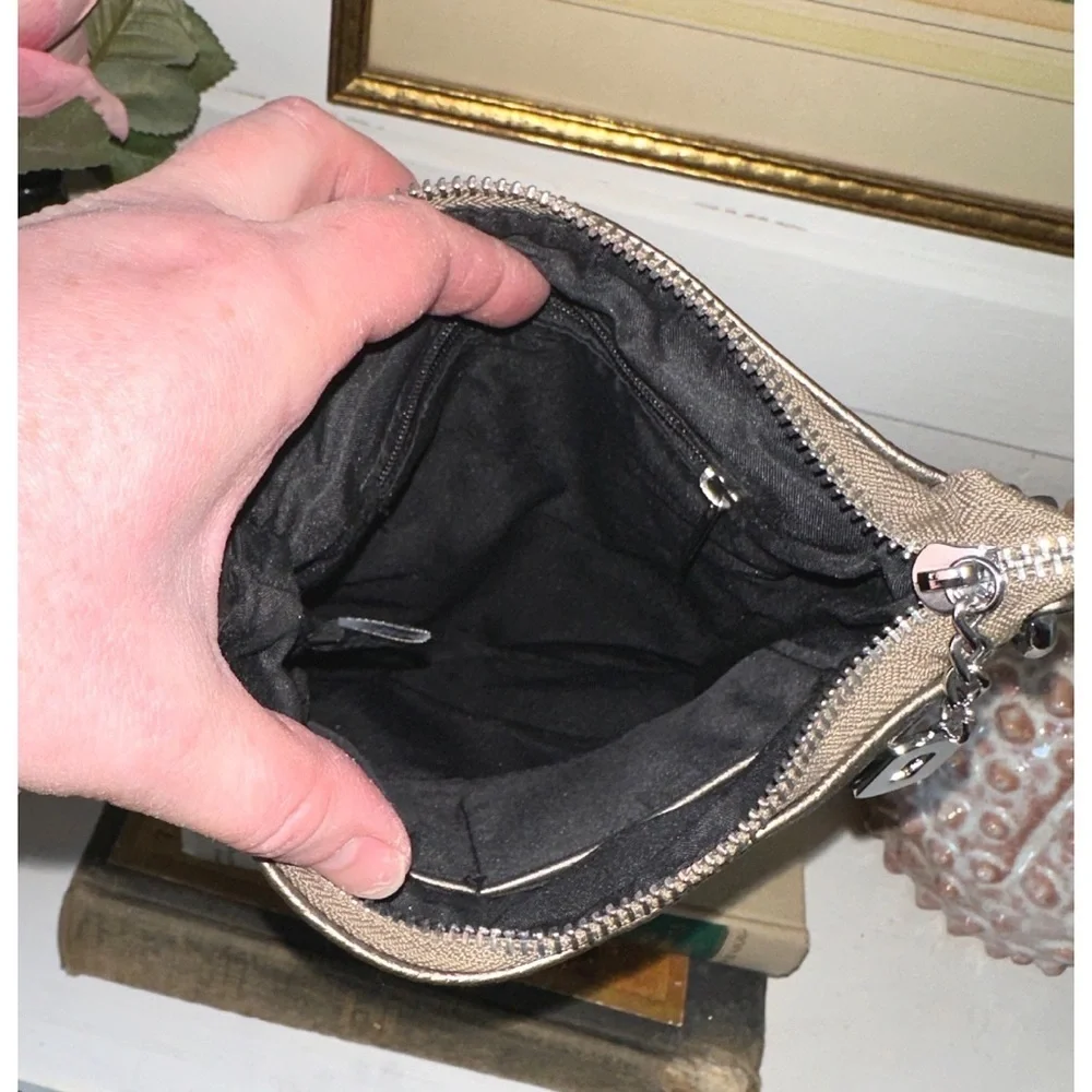 Universal Thread Set of 2 clutches